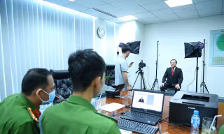Công an tăng ca xuyên đêm cấp căn cước công dân gắn chíp