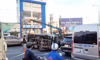 Mất lái, xe tải húc văng xe 7 chỗ rồi lật ngửa giữa đường