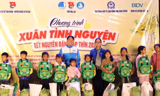 Thanh niên Bình Dương mang Xuân về vùng sâu 