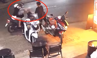 [CLIP] Nữ nhân viên quán cà phê ôm mặt cầu cứu sau khi bị tạt ly trà sữa pha ớt 
