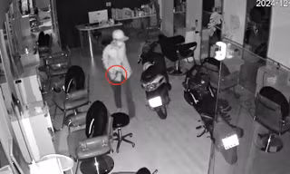 [CLIP] Kẻ trộm cầm dao đột nhập tiệm làm tóc ở Bình Dương 