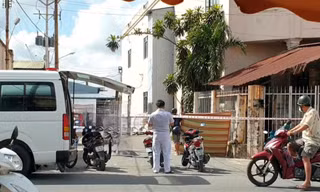 Kinh hoàng phát hiện thi thể treo lơ lửng bên hàng rào công ty