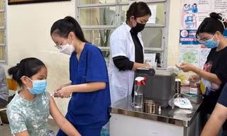 COVID-19 đang âm ỉ khó lường, hơn 30.000 trẻ em ở Bình Dương đồng loạt đi tiêm chủng