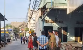 Con phát hiện cha trong tư thế treo cổ