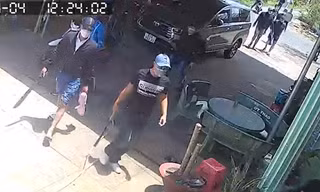 Triệu tập nhóm côn đồ kề mã tấu vào cổ chủ nhà trọ vì bị nhắc nhở tiếng nẹt pô