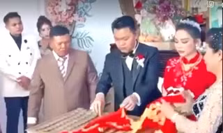 Đám cưới ngập vàng và sổ đỏ ở Bình Dương gây 'bão' mạng xã hội