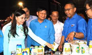 ‘Cùng nhau làm nên Tết’ cho người lao động khó khăn ở Bình Dương
