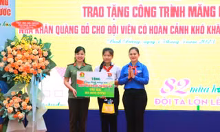 Trao giải thưởng Kim Đồng, tặng nhà khăn quàng đỏ cho thiếu nhi Bình Dương