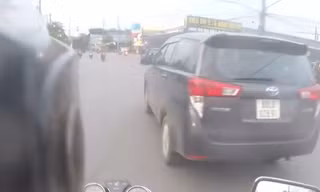 Một cán bộ CSGT bị thương khi truy đuổi ô tô 'thông chốt' như phim 