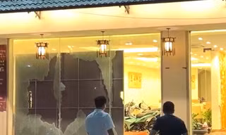 Một nhà hàng lớn nghi bị nhóm người nước ngoài đến phá tan nát