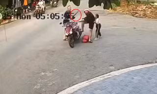 [CLIP] Người đàn ông chở con đi học bị tài xế ô tô dùng gậy tấn công