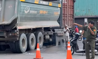 Xe ben quay đầu cuốn xe máy vào gầm, cụ ông 73 tuổi bị cán tử vong