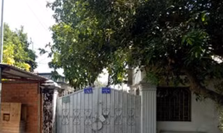 Nhà nguyên Trưởng Ban Tuyên giáo bị khóa cổng, có người đứng gác?