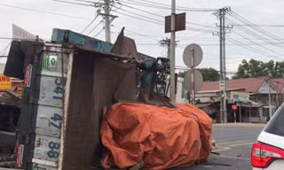 Xe tải ‘cày nát’ dải phân cách rồi lật nhào, giao thông khu vực tê liệt
