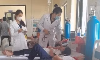 Công an vào cuộc vụ 8 học sinh nghi bị ngộ độc sau khi ăn kẹo trước cổng trường 