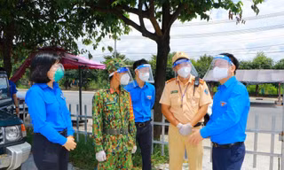 Bí thư T.Ư Đoàn khen thưởng tập thể, cá nhân và trao túi an sinh tại Bình Dương