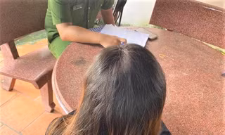 Nhận gạo cứu trợ chê không ăn đòi cho gà hàng xóm, cô gái bị triệu tập