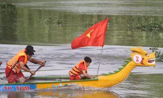 Người dân háo hức xem đua thuyền trên sông Sài Gòn mừng Quốc khánh 2/9 