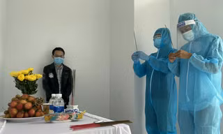 Lập bàn thờ trong khu cách ly ở Bàu Bàng, Bình Dương (Ảnh: BS Minh Chín)