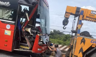 Tai nạn liên hoàn, lơ xe khách thoát chết nhờ ra sau kiểm vé