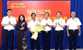 Trao quyết định của Tổng cục Thuế về công tác cán bộ 