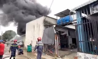 [CLIP] Lửa bao trùm xưởng phế liệu ở Bình Dương