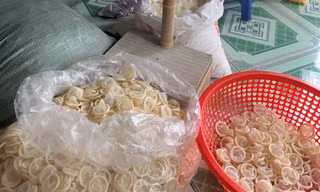 Tái chế bao cao su để mang đi bán (Ảnh: Cục QLTT Bình Dương)