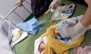 Hai bé sơ sinh bị mẹ bỏ rơi ở Bình Dương