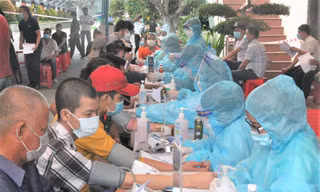 Người lao động ở Bình Dương không tiêm vắc xin sẽ không được vào nhà máy làm việc