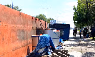 Xe đầu kéo chở hai cuộn tôn nặng chục tấn lật nhào giữa đường ở Bình Dương