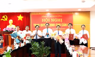 Bình Dương trao các quyết định về công tác cán bộ