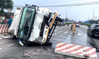 Xe tải ủi bay dải phân cách rồi lăn giữa đường