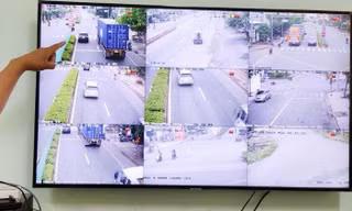 ‘Mắt thần’ phát hiện nhiều xe công ngang nhiên vượt đèn đỏ