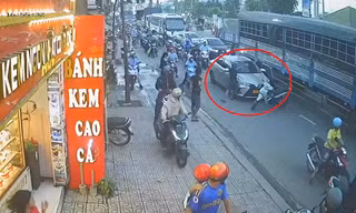 Lưu thông vào làn xe máy, ô tô bị chặn đầu, đập phá kính chắn gió