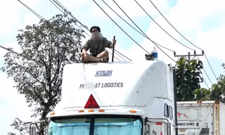 ‘Kiếm khách’ thách đấu tài xế container ở Bình Dương, cảnh sát phải đến giải vây