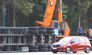 Xe container lật nhào giữa vòng xoay khiến người đi đường hoảng hồn