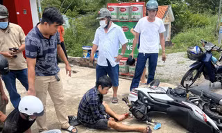 Đang dự đám tang, trung úy cảnh sát tức tốc truy đuổi, bắt hai tên cướp sau tiếng tri hô 