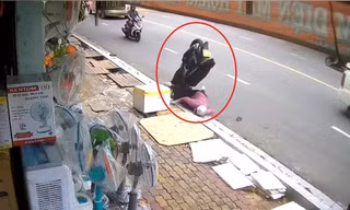 [CLIP] Người phụ nữ và xe máy lộn nhào, cắm đầu giữa đường