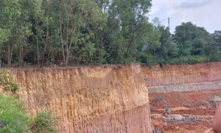 Bình Dương: Khu đất rộng bị đào bới sâu 20m gây sạt lở, đe dọa nhà dân