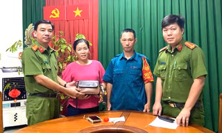Dân quân nhặt được bóp da có nhiều tiền, vàng trong công viên ở Bình Dương