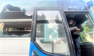 Nhóm thanh niên vác dao phá xe khách vì đón trễ