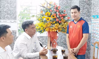 Nhà vô địch cờ tướng thế giới kể chuyện đăng quang với lãnh đạo tỉnh Bình Dương