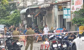 Nam thanh niên tử vong trước cửa phòng trọ với vết thương ở cổ