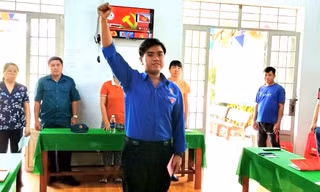 Phó trưởng khu phố 20 tuổi viết đơn xin nhập ngũ