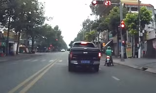 CLIP: Ô tô biển xanh vượt đèn đỏ ở Bình Dương