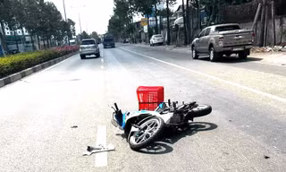 Cuộn thép trên xe đầu kéo bất ngờ rơi xuống đường gây tai nạn