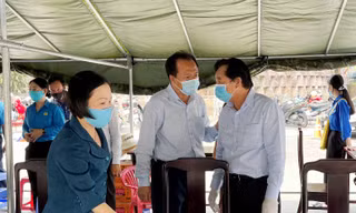 Cư dân bất ngờ khi bị phong tỏa nơi sinh sống do có ca dương tính với SARS- CoV-2