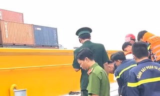  Nhân viên cảng ở Bình Dương rơi từ trên tàu xuống sông tử vong