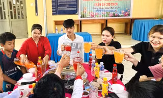 Mâm cơm ấm áp cho thanh niên công nhân ngày giáp Tết