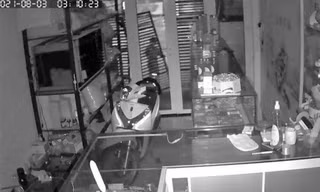 [VIDEO] Hai tên trộm ‘bứng’ cổng vào nhà dân trộm xe SH 